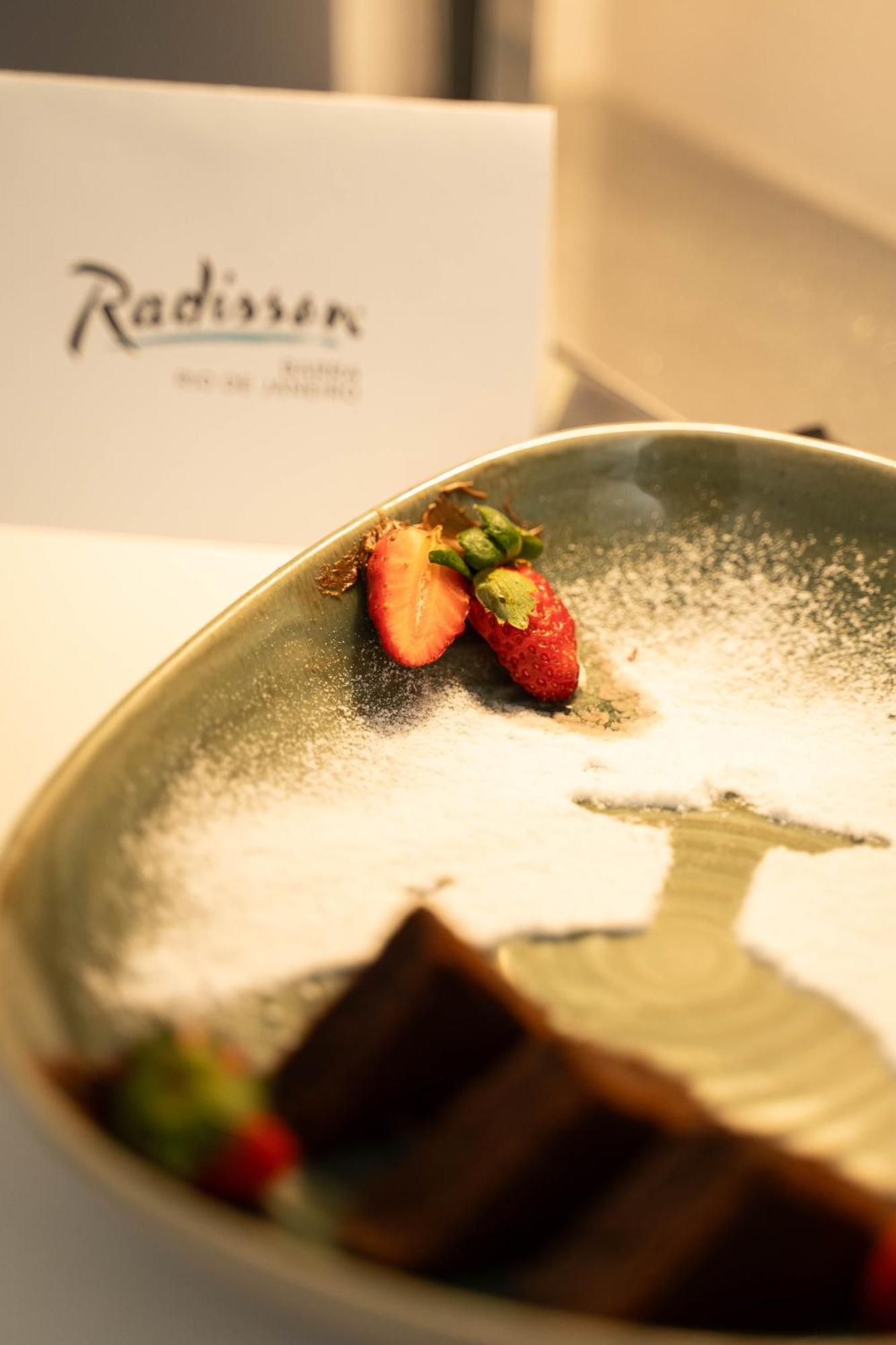 Radisson Rio De Janeiro Barra Hotel Exterior foto A dessert at the restaurant