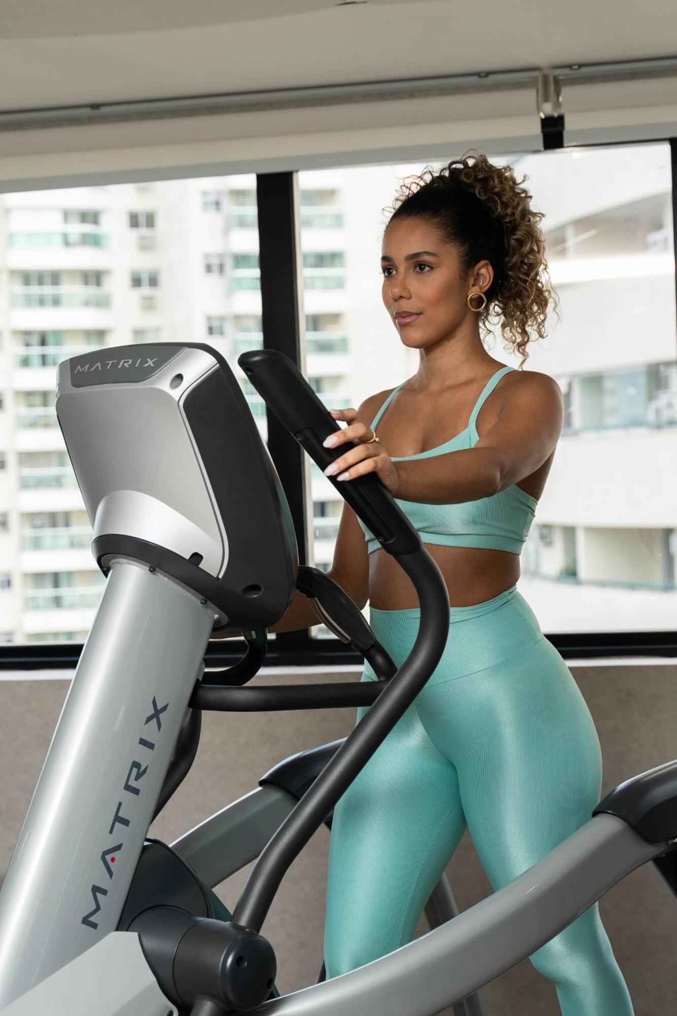 Radisson Rio De Janeiro Barra Hotel Exterior foto A woman using a cross trainer