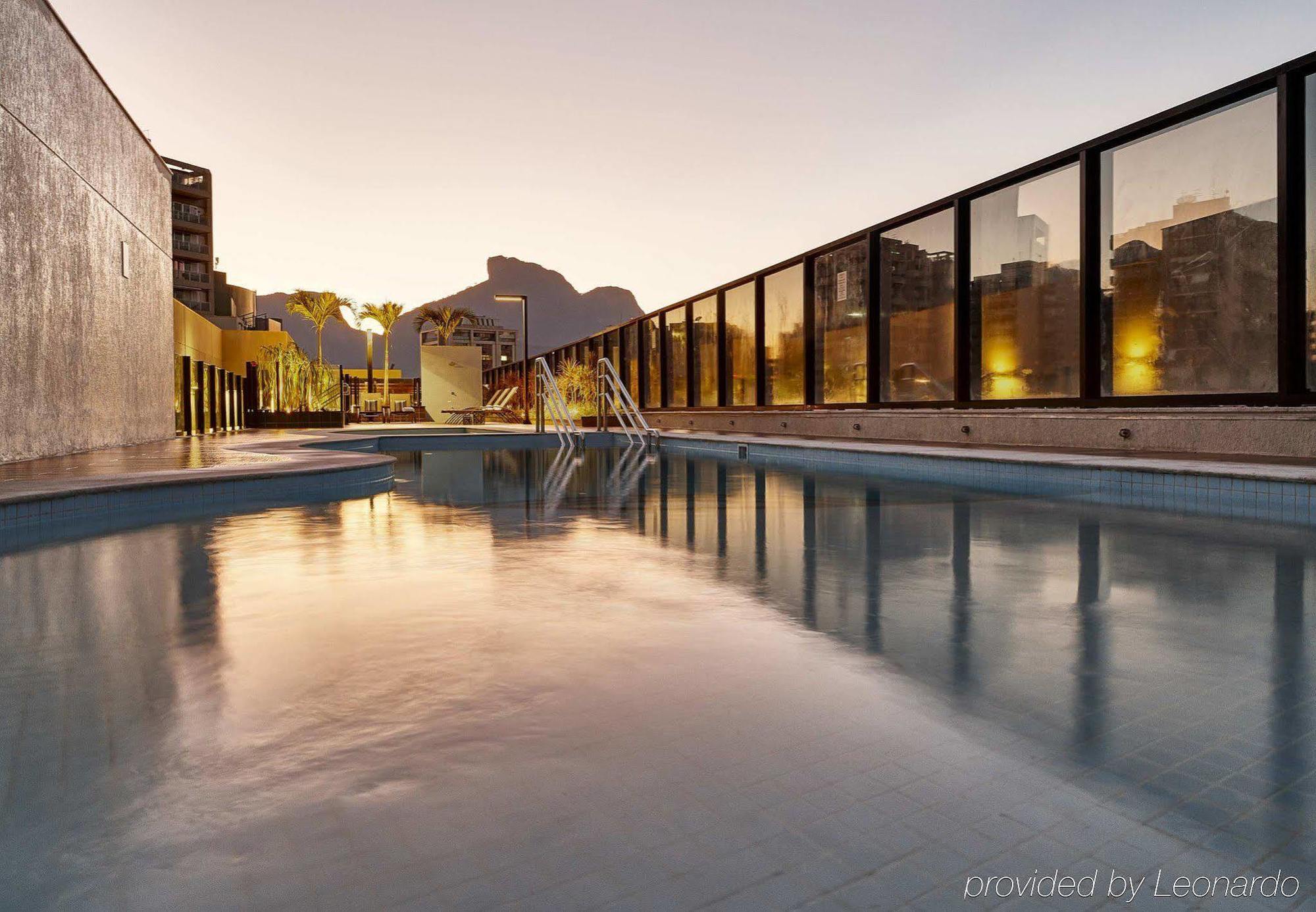 Radisson Rio De Janeiro Barra Hotel Exterior foto The rooftop pool at the hotel