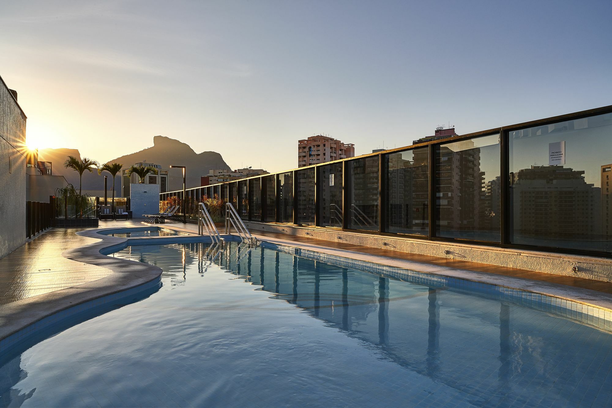 Radisson Rio De Janeiro Barra Hotel Exterior foto The rooftop pool at the hotel
